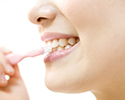 歯を磨く女性 画像